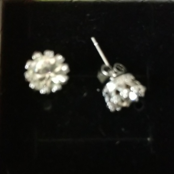 Beautiful silver cz earrings - Picture 2 of 3
